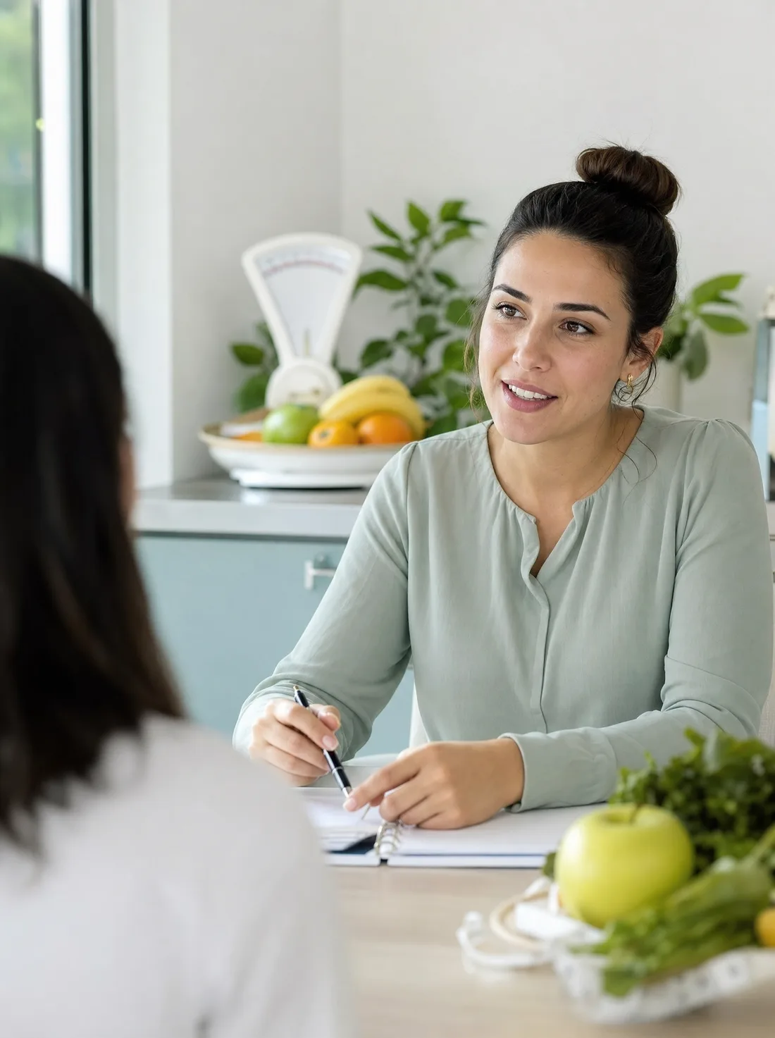 Nutricionista em consultório claro conversando com alguém fora do enquadramento